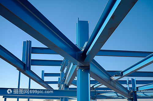 藍天下，金屬結構的現代詩篇